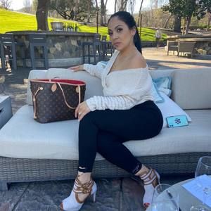 Meet your Posher, Elvia